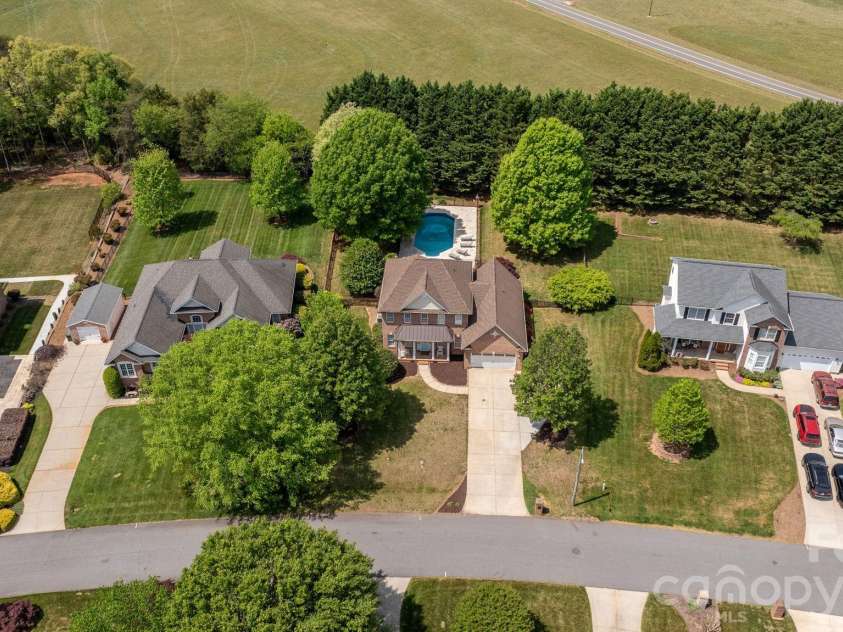 4525 18th Street Lane, Hickory, NC 28601.  MLS# CAR4366352, YatesRealty ID 12363. 