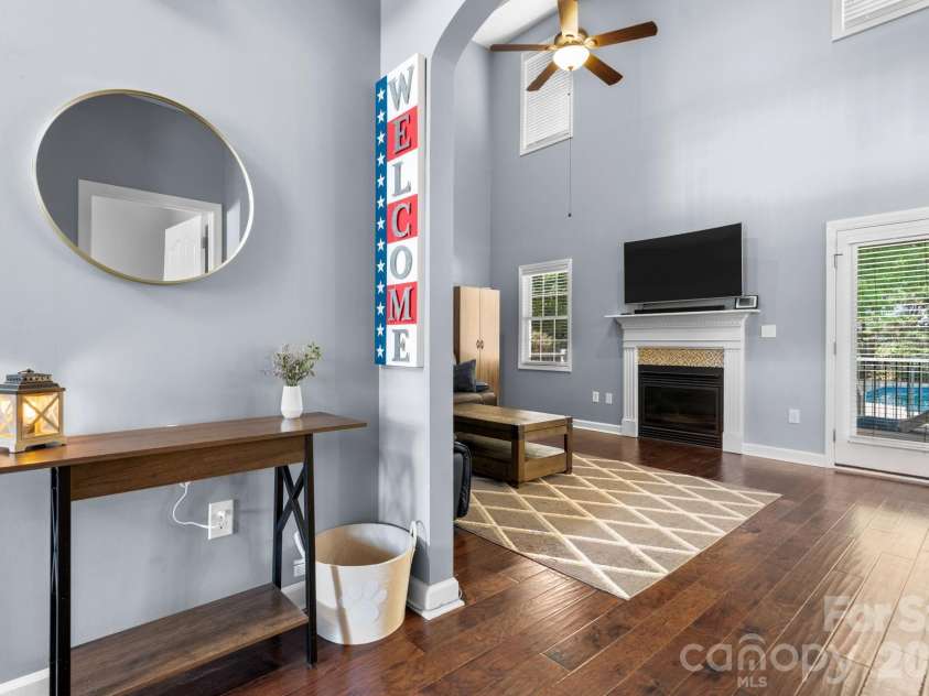 4525 18th Street Lane, Hickory, NC 28601.  MLS# CAR4366352, YatesRealty ID 12363. Entry/Living room