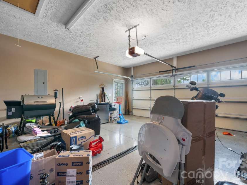 4525 18th Street Lane, Hickory, NC 28601.  MLS# CAR4366352, YatesRealty ID 12363. Garage