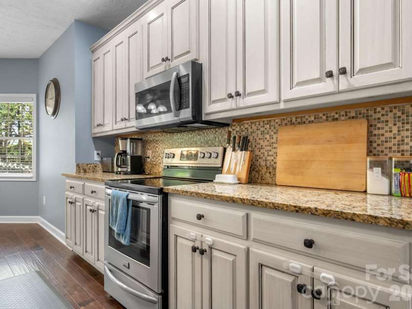 4525 18th Street Lane, Hickory, NC 28601.  MLS# CAR4366352, YatesRealty ID 12363. Kitchen