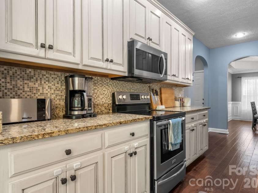 4525 18th Street Lane, Hickory, NC 28601.  MLS# CAR4366352, YatesRealty ID 12363. Kitchen