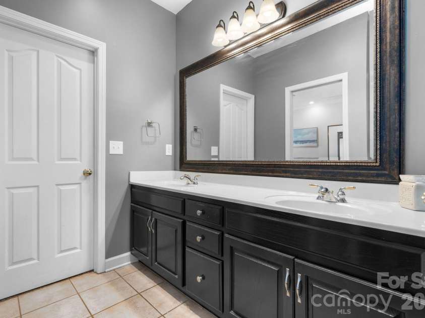 4525 18th Street Lane, Hickory, NC 28601.  MLS# CAR4366352, YatesRealty ID 12363. Primary Bath