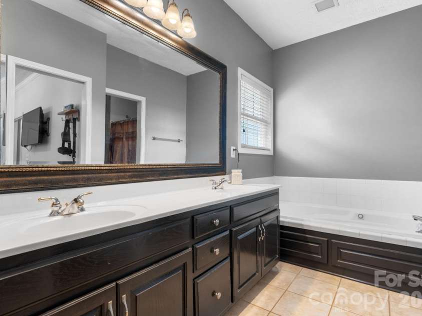 4525 18th Street Lane, Hickory, NC 28601.  MLS# CAR4366352, YatesRealty ID 12363. Primary Bath