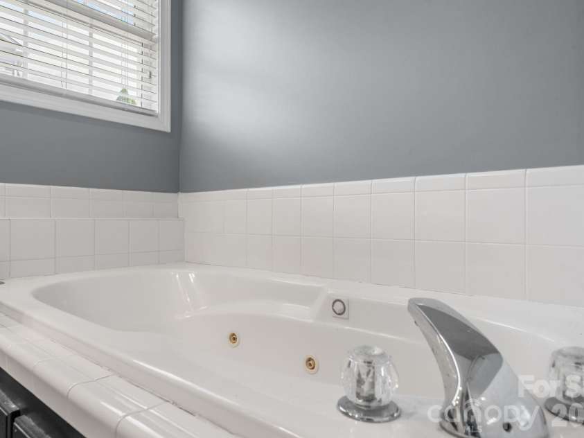 4525 18th Street Lane, Hickory, NC 28601.  MLS# CAR4366352, YatesRealty ID 12363. Primary Bath