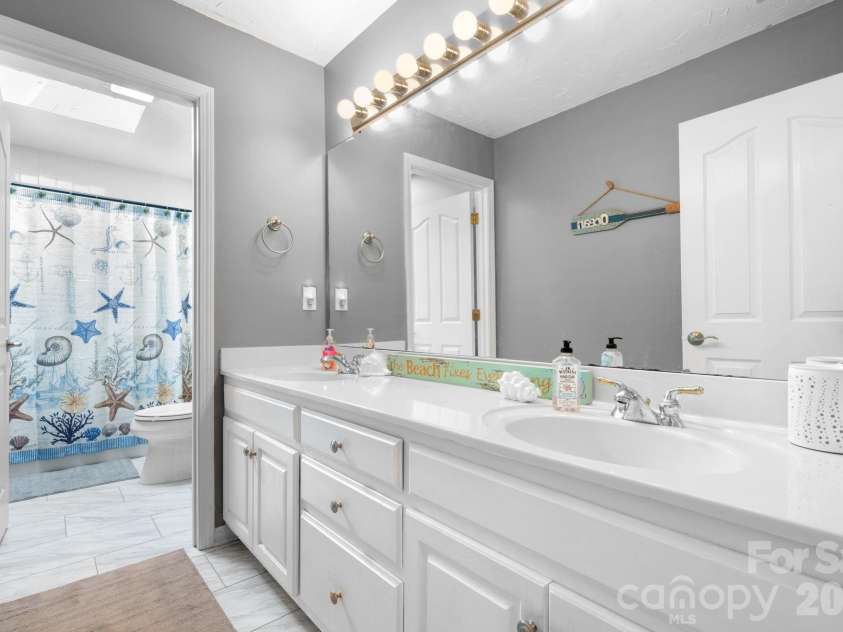 4525 18th Street Lane, Hickory, NC 28601.  MLS# CAR4366352, YatesRealty ID 12363. Upstairs Bath