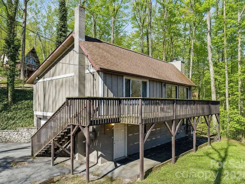 662 Locust Drive, Maggie Valley, NC 28751.  MLS# CAR4366981, YatesRealty ID 12366. 