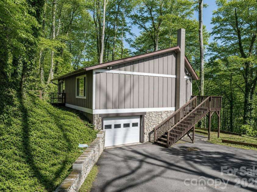 662 Locust Drive, Maggie Valley, NC 28751.  MLS# CAR4366981, YatesRealty ID 12366. 