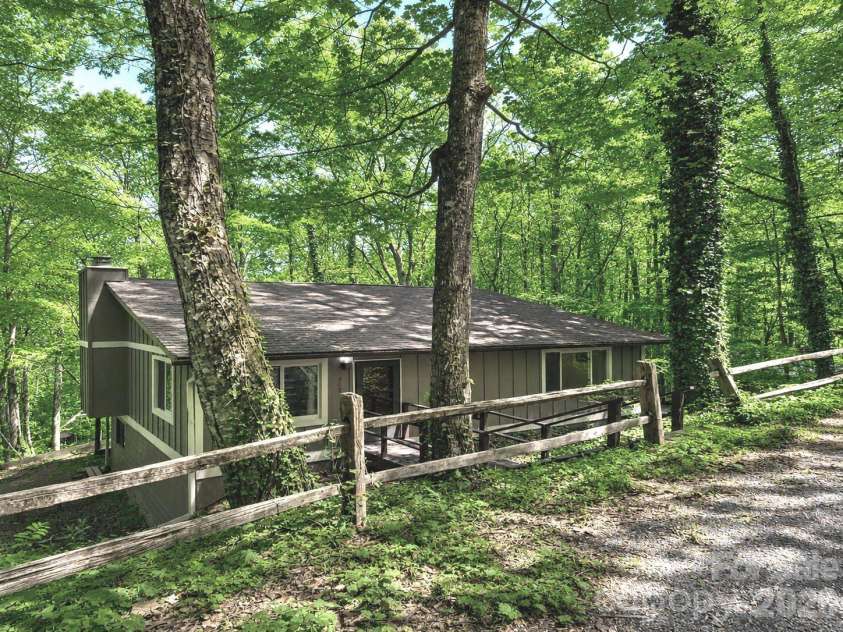 662 Locust Drive, Maggie Valley, NC 28751.  MLS# CAR4366981, YatesRealty ID 12366. 