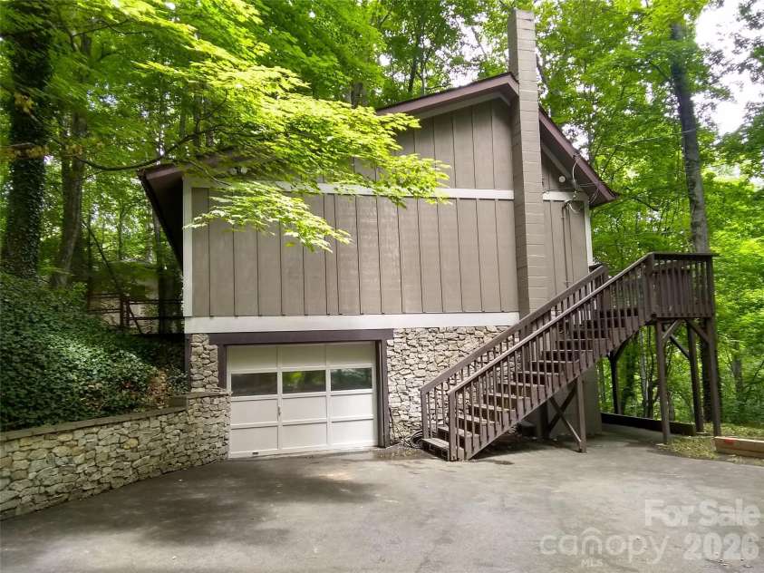 662 Locust Drive, Maggie Valley, NC 28751.  MLS# CAR4366981, YatesRealty ID 12366. 