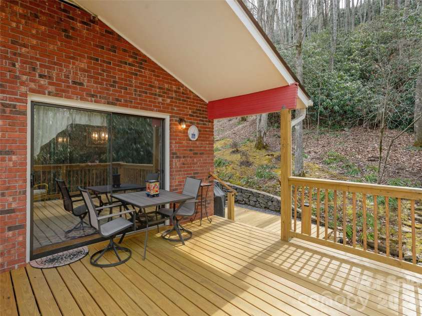 227 Sky Lake Drive, Hendersonville, NC 28739.  MLS# CAR4349370, YatesRealty ID 12368. 
