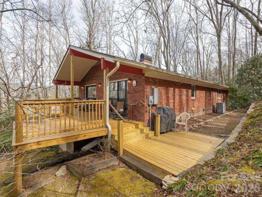 227 Sky Lake Drive, Hendersonville, NC 28739.  MLS# CAR4349370, YatesRealty ID 12368. Grilling Deck