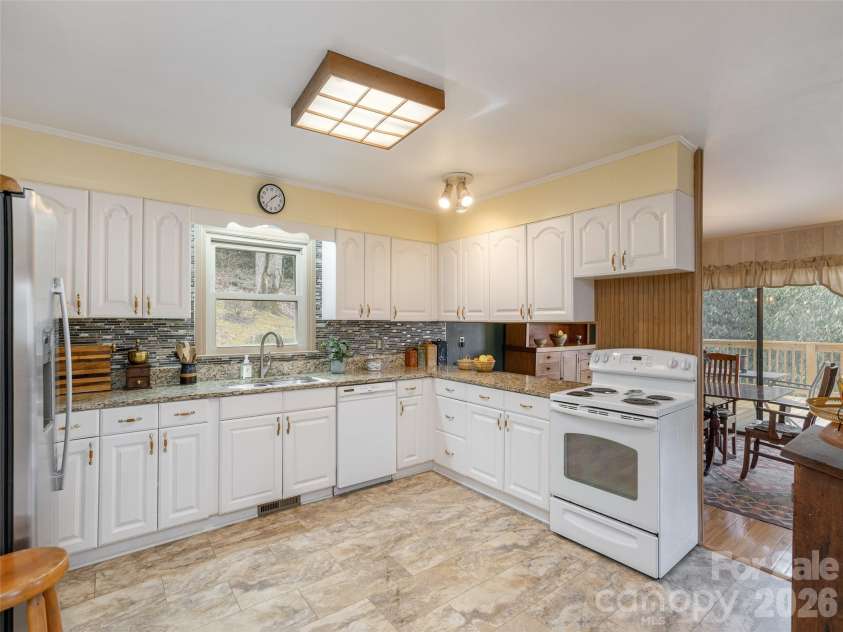 227 Sky Lake Drive, Hendersonville, NC 28739.  MLS# CAR4349370, YatesRealty ID 12368. Kitchen