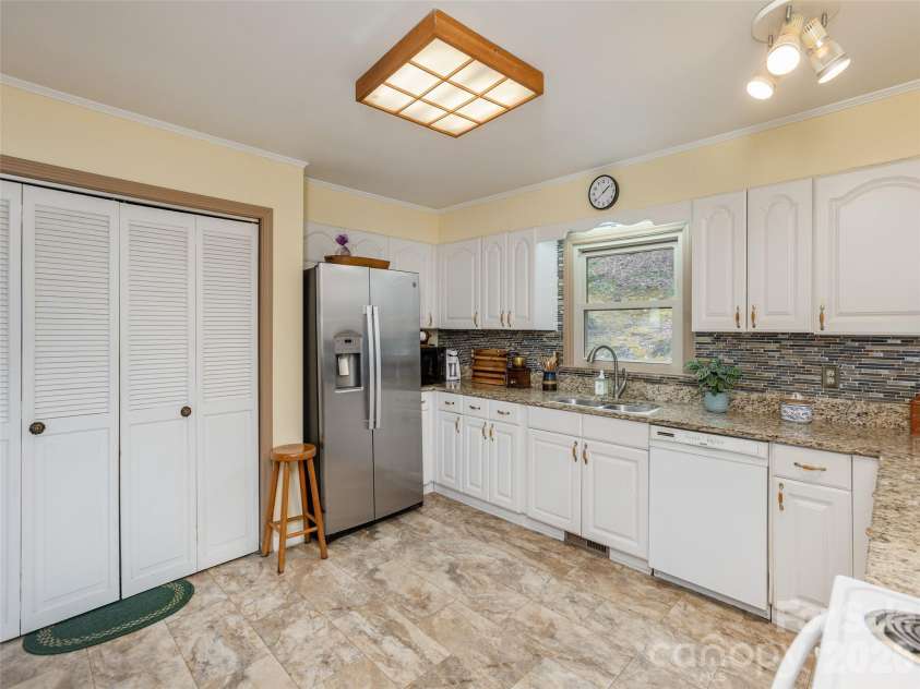 227 Sky Lake Drive, Hendersonville, NC 28739.  MLS# CAR4349370, YatesRealty ID 12368. Kitchen