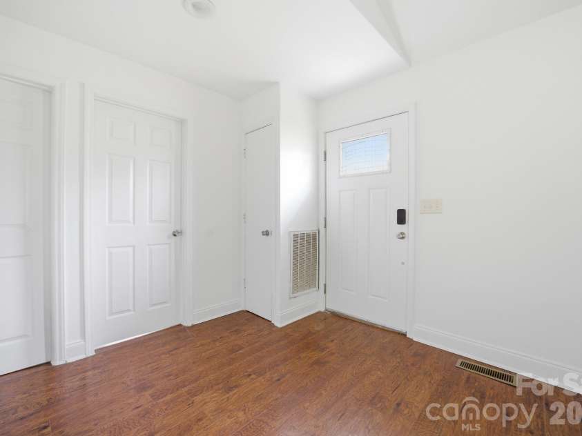 219 Breezewood Drive, Charlotte, NC 28262.  MLS# CAR4346086, YatesRealty ID 12375. Entry
