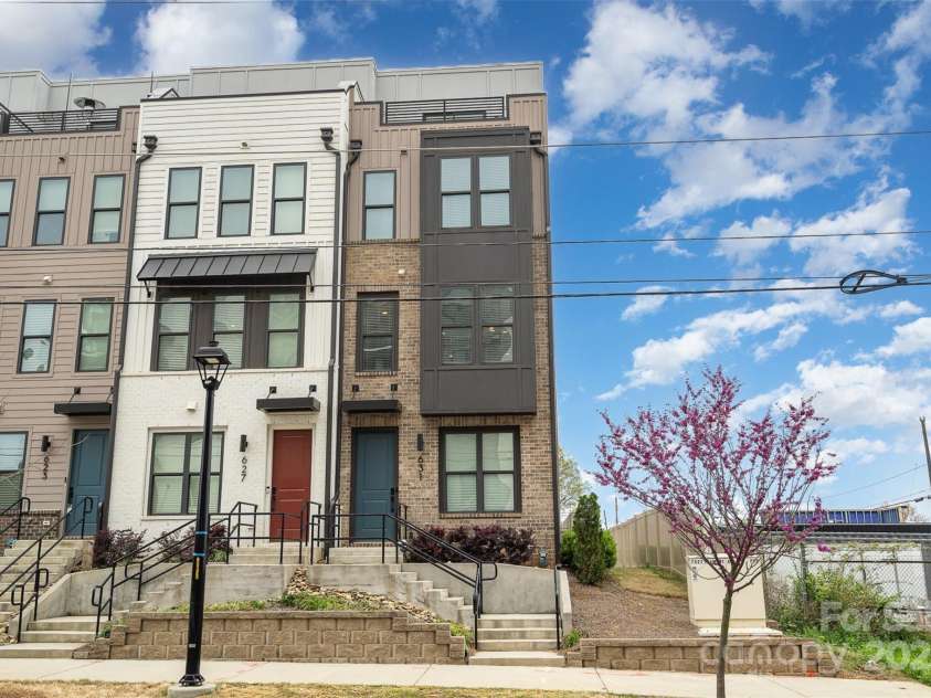 631 Tremont Avenue, Charlotte, NC 28203.  MLS# CAR4241923, YatesRealty ID 12376. 