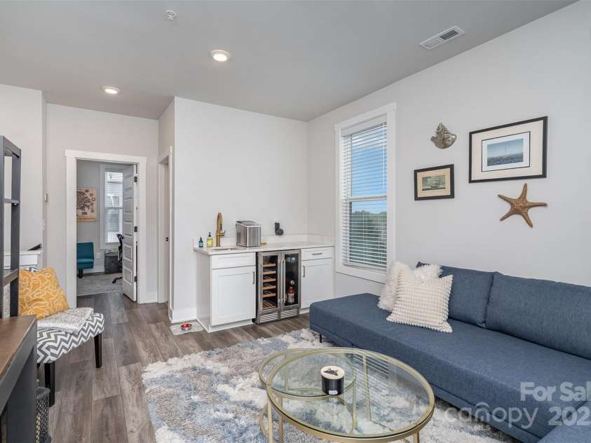 631 Tremont Avenue, Charlotte, NC 28203.  MLS# CAR4241923, YatesRealty ID 12376. 