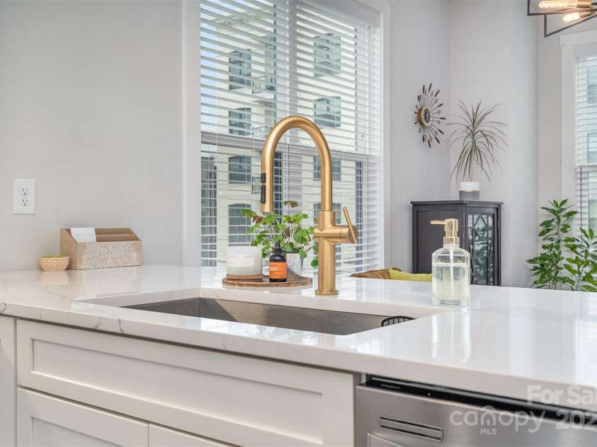 631 Tremont Avenue, Charlotte, NC 28203.  MLS# CAR4241923, YatesRealty ID 12376. 