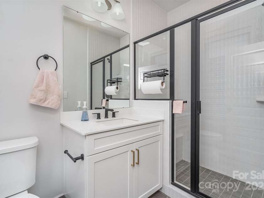 631 Tremont Avenue, Charlotte, NC 28203.  MLS# CAR4241923, YatesRealty ID 12376. 