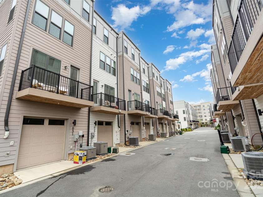 631 Tremont Avenue, Charlotte, NC 28203.  MLS# CAR4241923, YatesRealty ID 12376. 