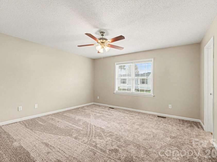 134 Clearview Road, Statesville, NC 28625.  MLS# CAR4357025, YatesRealty ID 12377. 