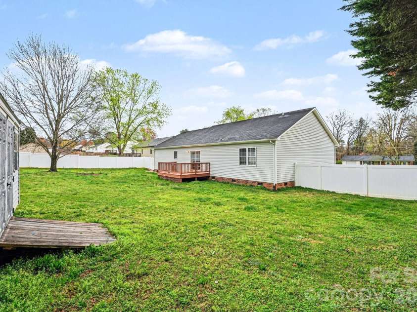 134 Clearview Road, Statesville, NC 28625.  MLS# CAR4357025, YatesRealty ID 12377. 