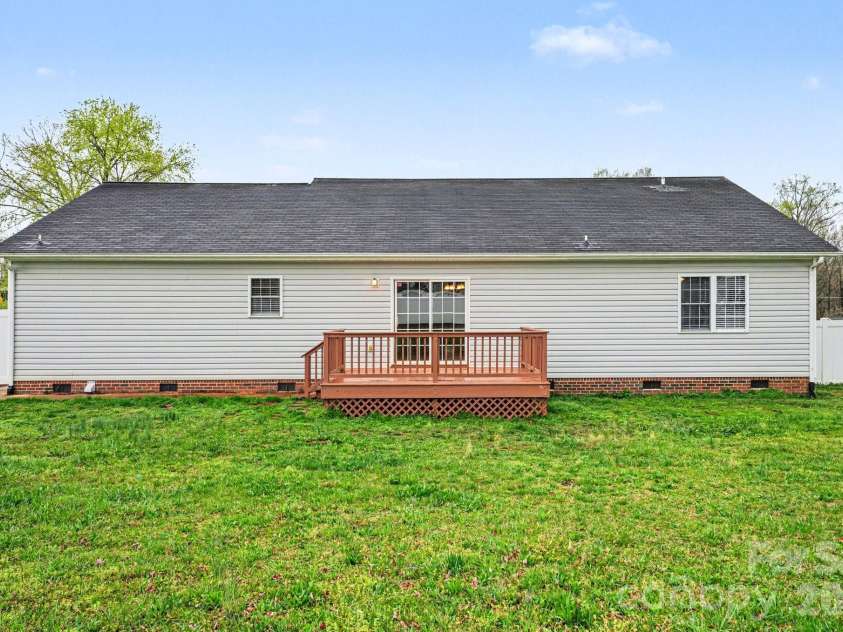 134 Clearview Road, Statesville, NC 28625.  MLS# CAR4357025, YatesRealty ID 12377. 