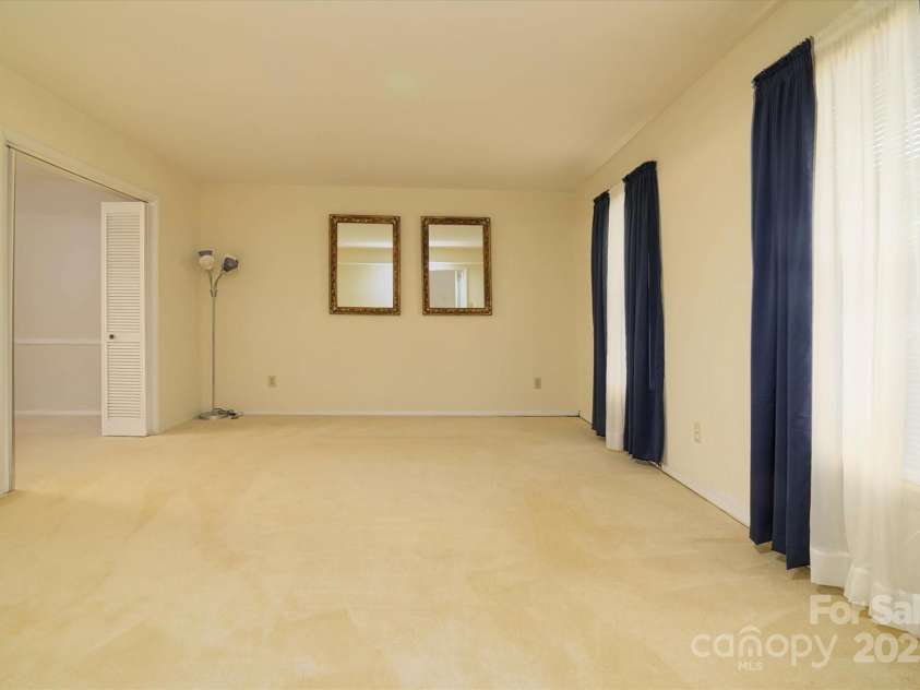 5623 Eastbrook Road, Charlotte, NC 28215.  MLS# CAR4246244, YatesRealty ID 12379. 
