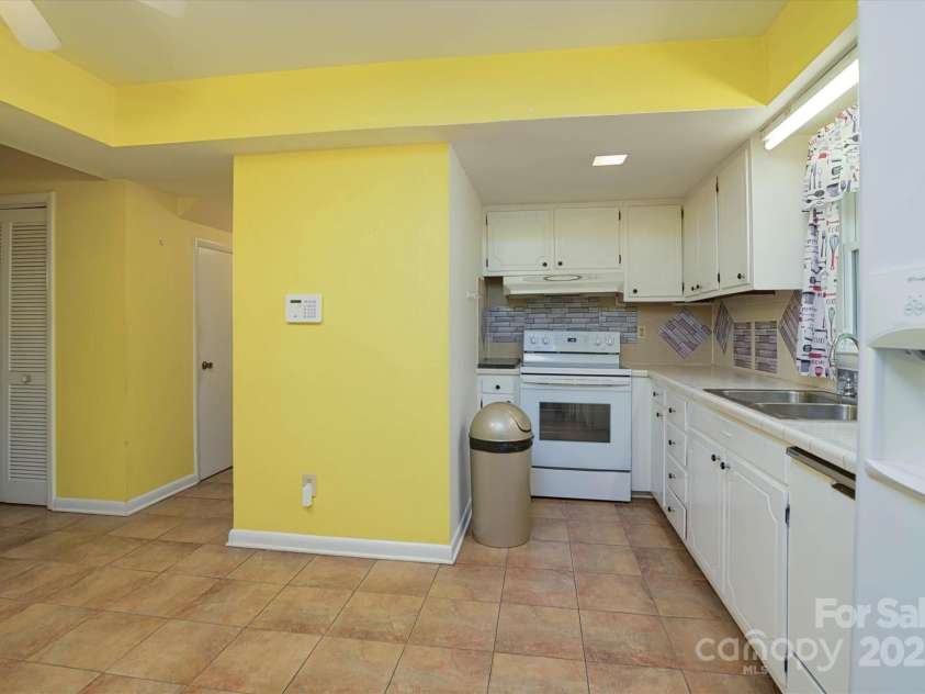 5623 Eastbrook Road, Charlotte, NC 28215.  MLS# CAR4246244, YatesRealty ID 12379. 