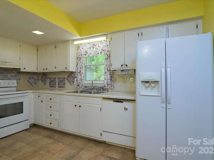 5623 Eastbrook Road, Charlotte, NC 28215.  MLS# CAR4246244, YatesRealty ID 12379. 