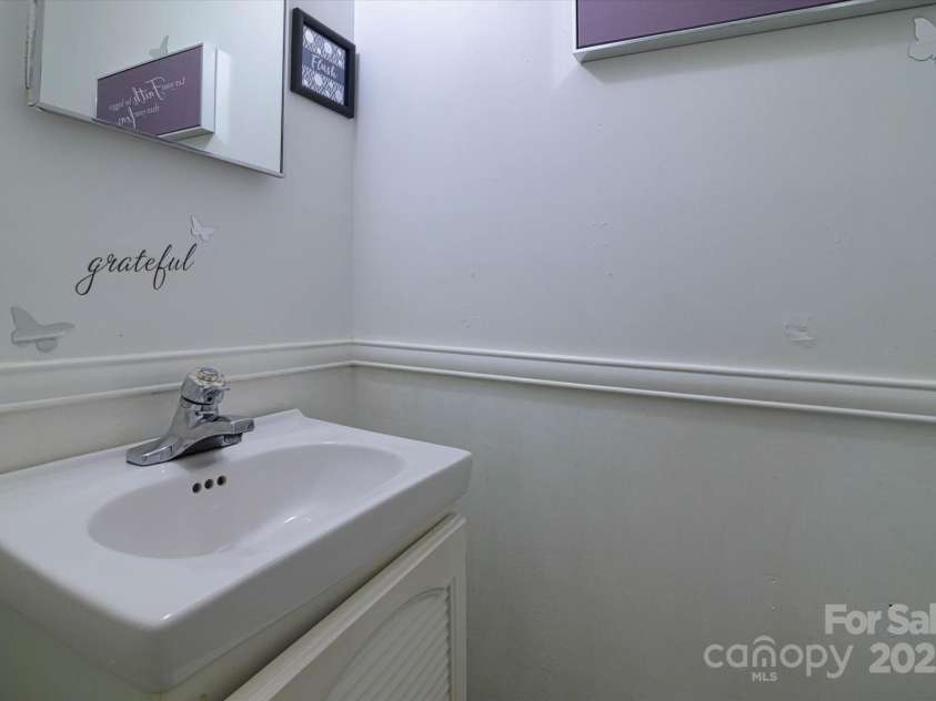5623 Eastbrook Road, Charlotte, NC 28215.  MLS# CAR4246244, YatesRealty ID 12379. 
