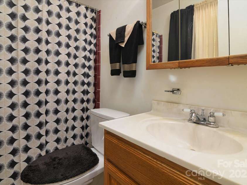 5623 Eastbrook Road, Charlotte, NC 28215.  MLS# CAR4246244, YatesRealty ID 12379. 