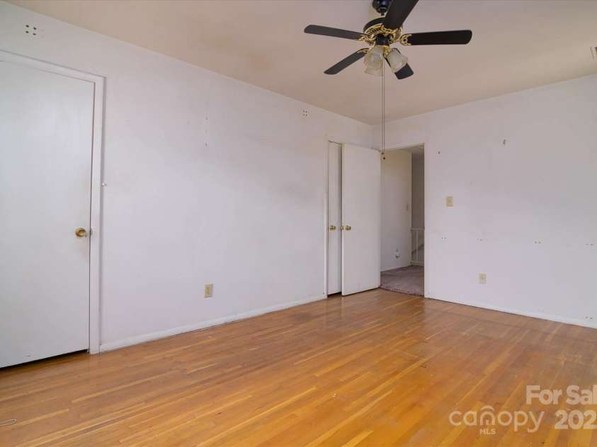 5623 Eastbrook Road, Charlotte, NC 28215.  MLS# CAR4246244, YatesRealty ID 12379. 