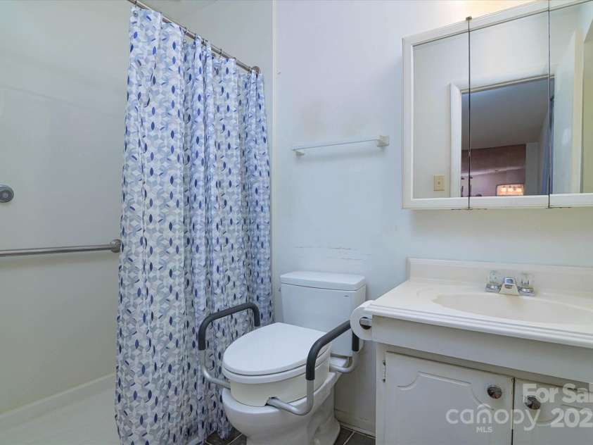 5623 Eastbrook Road, Charlotte, NC 28215.  MLS# CAR4246244, YatesRealty ID 12379. 