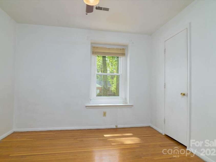 5623 Eastbrook Road, Charlotte, NC 28215.  MLS# CAR4246244, YatesRealty ID 12379. 