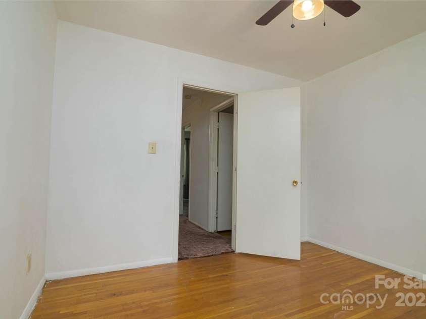 5623 Eastbrook Road, Charlotte, NC 28215.  MLS# CAR4246244, YatesRealty ID 12379. 