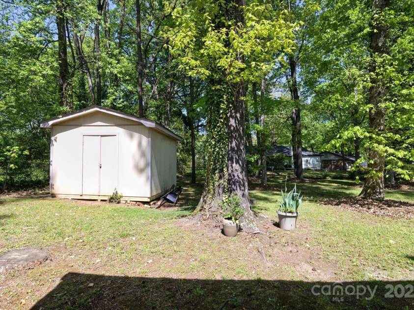 5623 Eastbrook Road, Charlotte, NC 28215.  MLS# CAR4246244, YatesRealty ID 12379. 