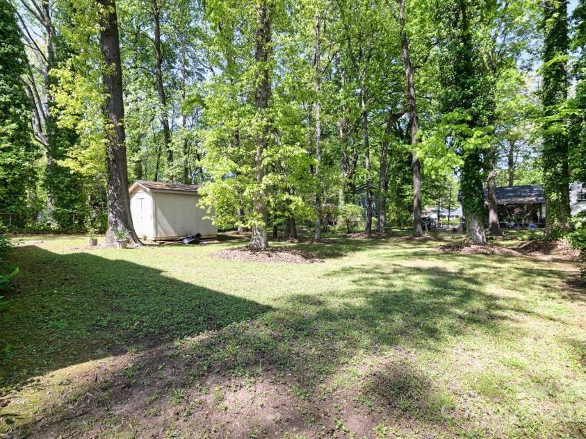 5623 Eastbrook Road, Charlotte, NC 28215.  MLS# CAR4246244, YatesRealty ID 12379. 