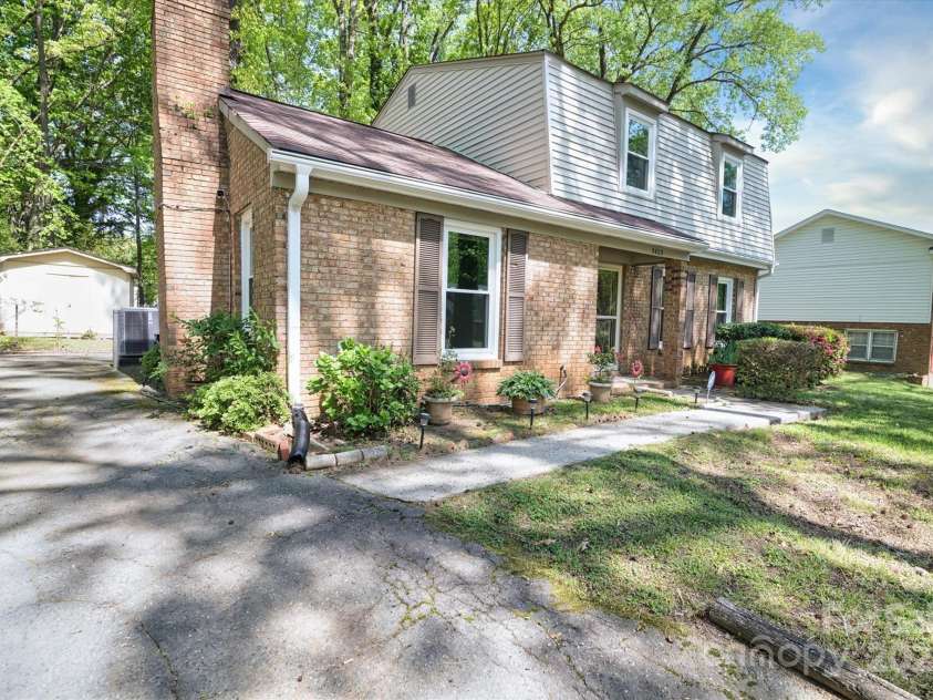 5623 Eastbrook Road, Charlotte, NC 28215.  MLS# CAR4246244, YatesRealty ID 12379. 