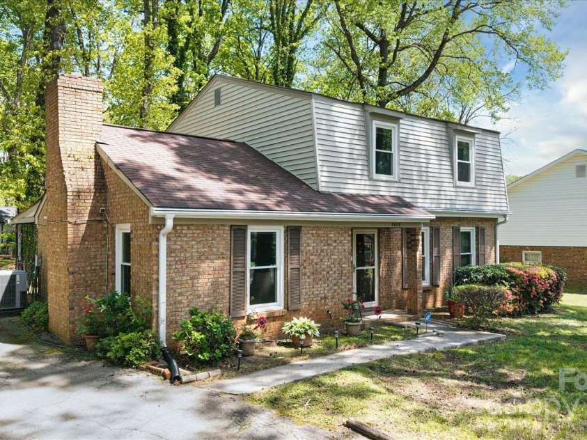 5623 Eastbrook Road, Charlotte, NC 28215.  MLS# CAR4246244, YatesRealty ID 12379. 