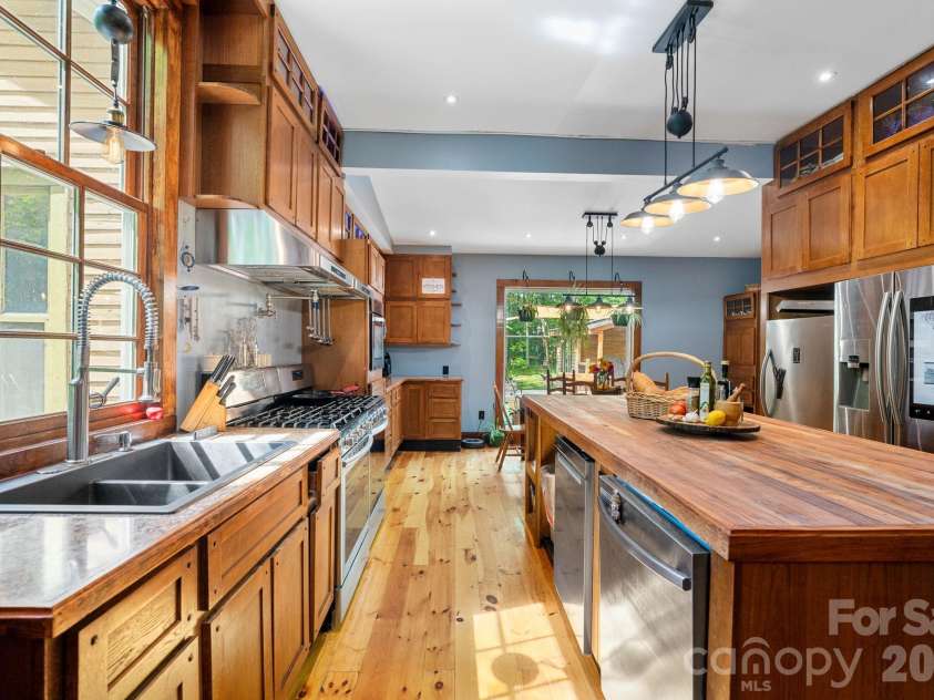 305 Ficker Circle, Hendersonville, NC 28739.  MLS# CAR4240043, YatesRealty ID 12380. Double appliances
