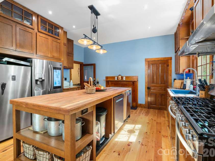 305 Ficker Circle, Hendersonville, NC 28739.  MLS# CAR4240043, YatesRealty ID 12380. Expansive island with storage