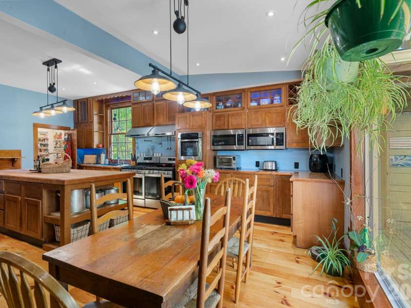 305 Ficker Circle, Hendersonville, NC 28739.  MLS# CAR4240043, YatesRealty ID 12380. Kitchen seating