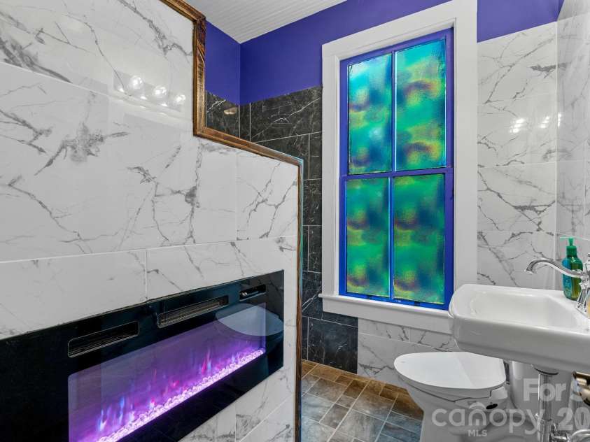 305 Ficker Circle, Hendersonville, NC 28739.  MLS# CAR4240043, YatesRealty ID 12380. Main-level full bath