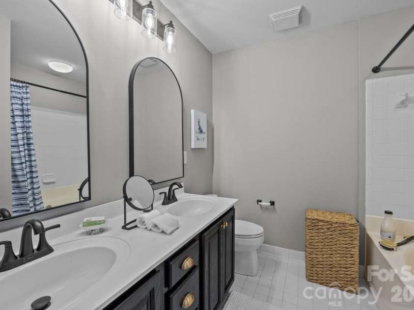 416 Queens Road, Charlotte, NC 28207.  MLS# CAR4333057, YatesRealty ID 12382. 