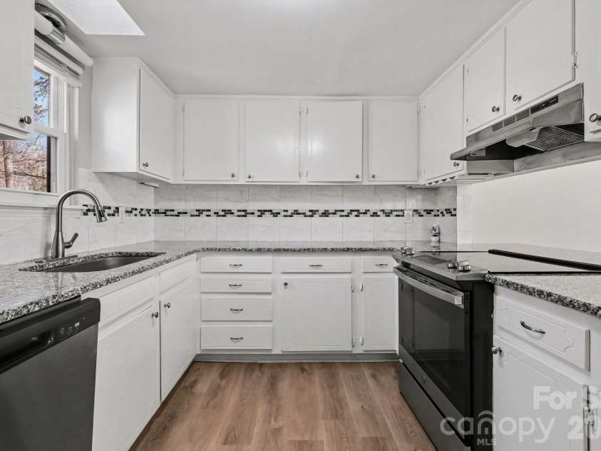 2312 Brook Canyon Drive, Charlotte, NC 28212.  MLS# CAR4342912, YatesRealty ID 12384. 
