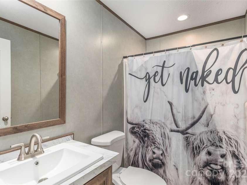 87 Horseback Lane, Marshall, NC 28753.  MLS# CAR4251023, YatesRealty ID 12384. Hall full bath.