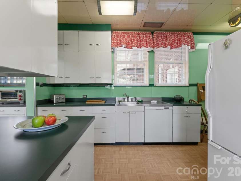 407 Vanderbilt Road, Asheville, NC 28803.  MLS# CAR4363302, YatesRealty ID 12385. Butler's Pantry