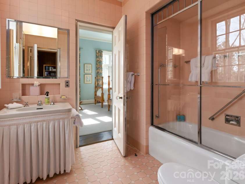 407 Vanderbilt Road, Asheville, NC 28803.  MLS# CAR4363302, YatesRealty ID 12385. Main Level Guest Bath