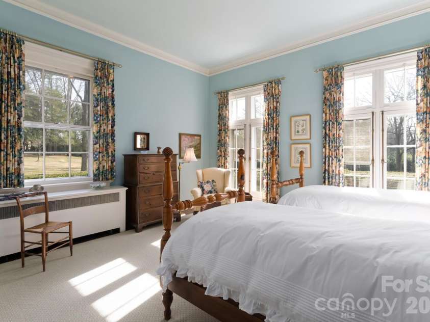 407 Vanderbilt Road, Asheville, NC 28803.  MLS# CAR4363302, YatesRealty ID 12385. Main Level Guest Room