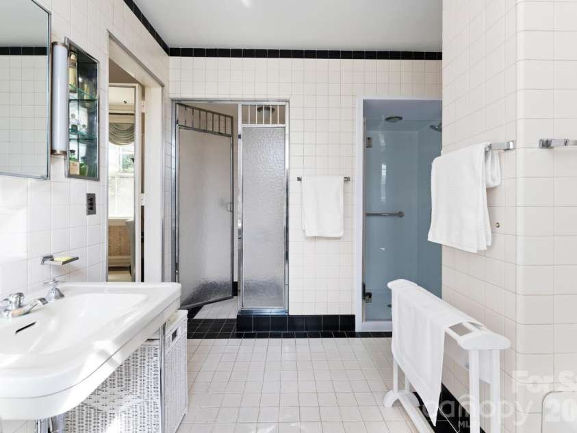 407 Vanderbilt Road, Asheville, NC 28803.  MLS# CAR4363302, YatesRealty ID 12385. Primary Bath